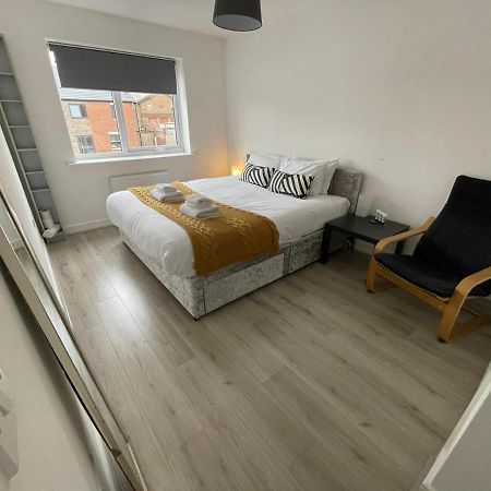 Large Spacious Room With Massive Bed And Free Wifi Manchester Eksteriør billede