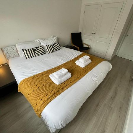 Large Spacious Room With Massive Bed And Free Wifi Manchester Eksteriør billede